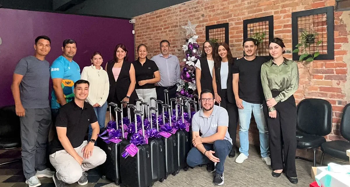 El equipo de ITAE en la entrega de regalos de fin de año