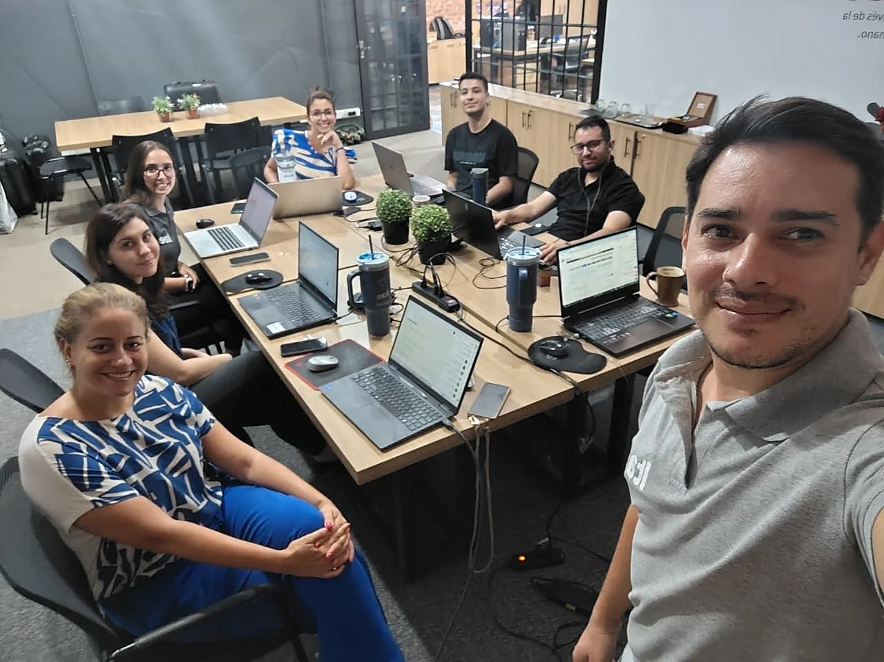 El equipo completo de ITAE trabajando en la sala de reuniones
